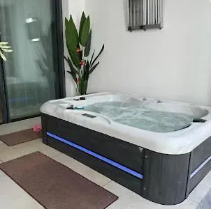 Luxury Apartment Next To Golf Course In 마르베야 0*,  스페인